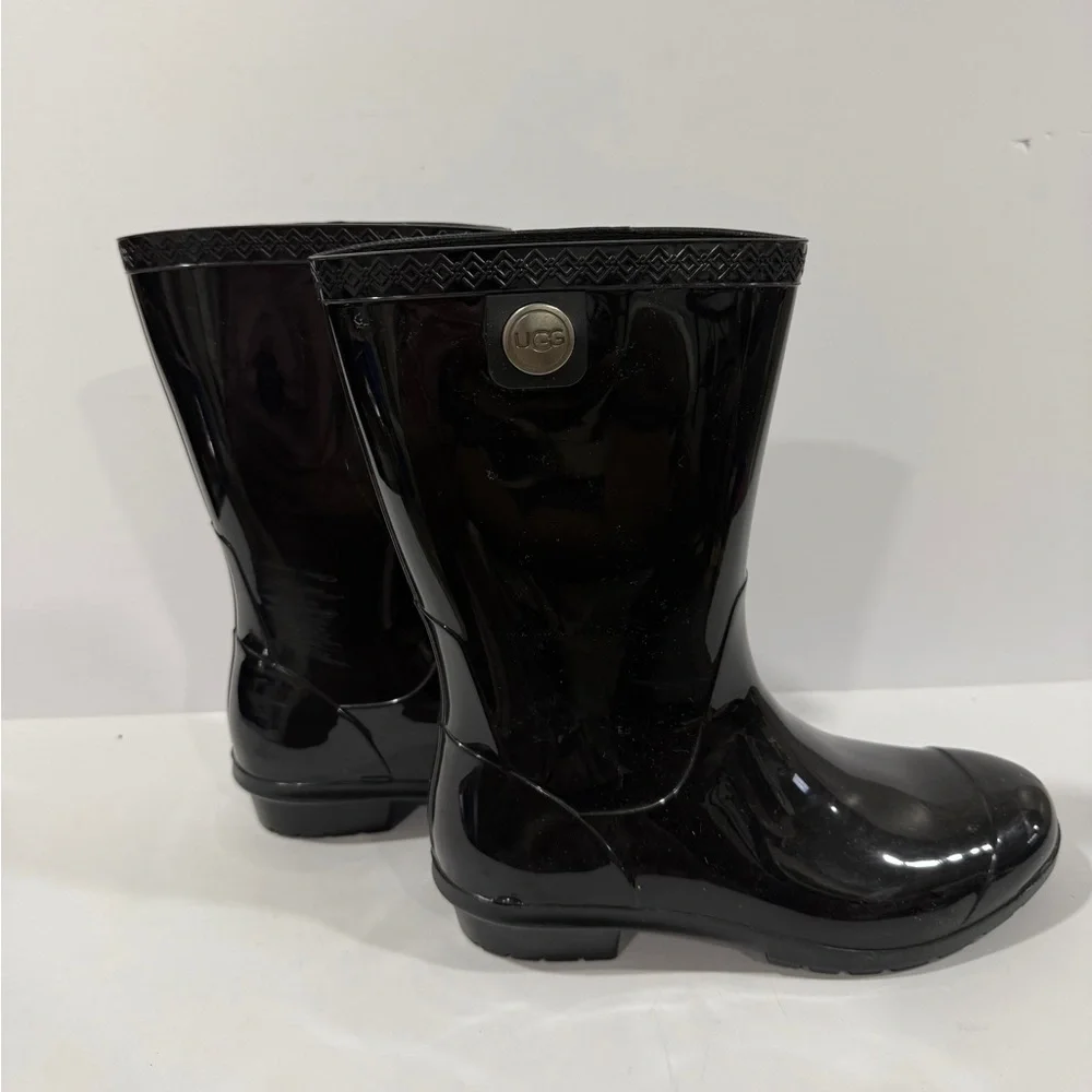 UGG Black Glossy Rain Boots Size 6 Waterproof Rubber Mid Calf
